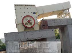 顎式破碎機(jī)的保險(xiǎn)機(jī)構(gòu)及原理